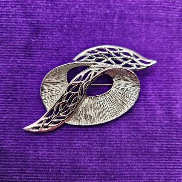 Vintage Celebrity NY Brooch Signed Silver Tone Ribbon Swirl Shiny Elegant - Picture 3 of 8